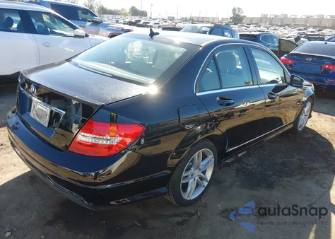 2012 Mercedes-Benz C 250 Sport z USA, uszkodzony, nr VIN WDDGF4HB2CR207974